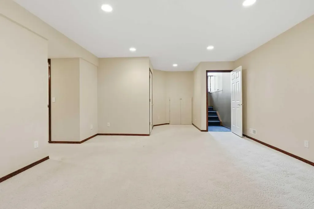 24 Sierra Nevada Rise SW Calgary AB T3H 3H6