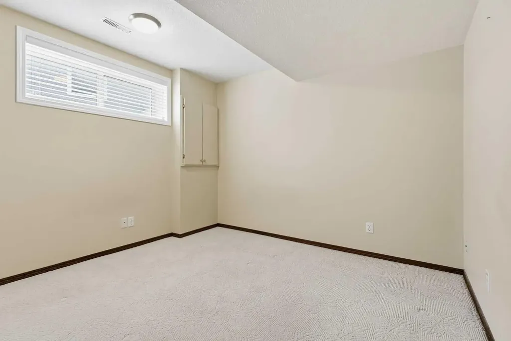 24 Sierra Nevada Rise SW Calgary AB T3H 3H6