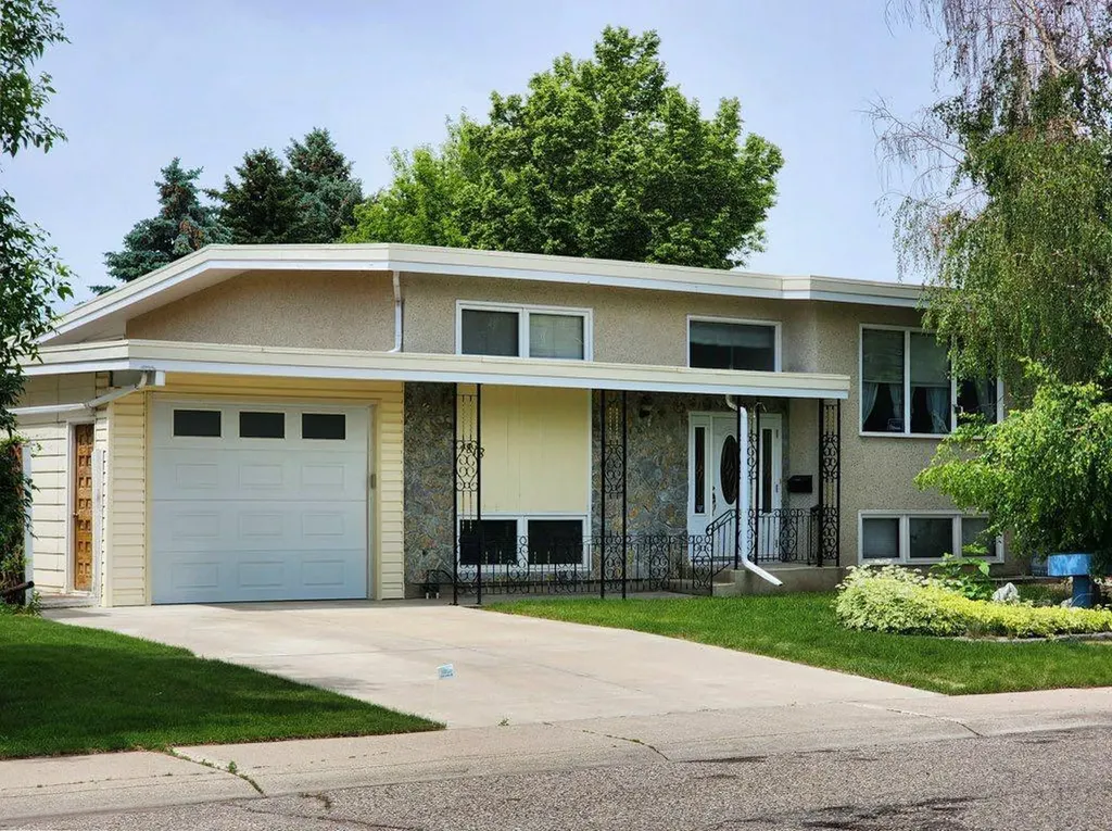 1818 Lakeside Road S Lethbridge AB T1K 3P6