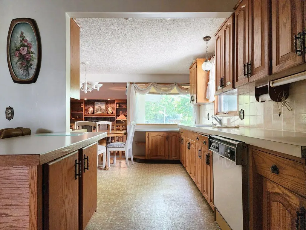 1818 Lakeside Road S Lethbridge AB T1K 3P6