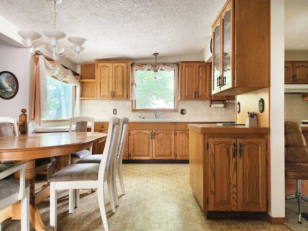 1818 Lakeside Road S Lethbridge AB T1K 3P6