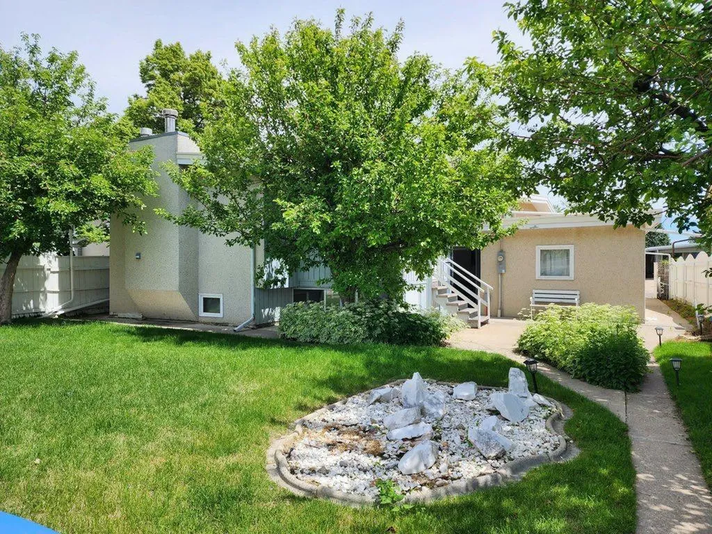 1818 Lakeside Road S Lethbridge AB T1K 3P6