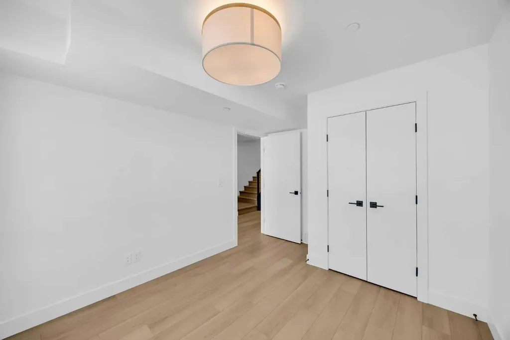 124 Greenwich Drive NW Calgary AB T3B 6N8