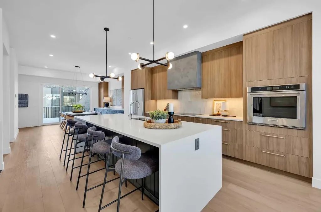 124 Greenwich Drive NW Calgary AB T3B 6N8