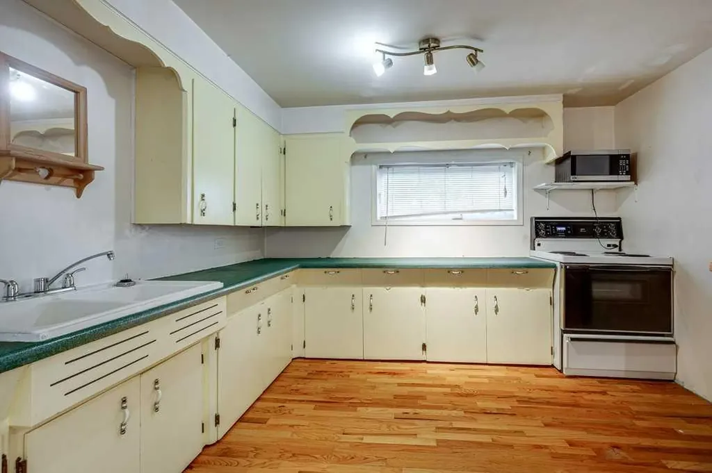 4515 50 Avenue Innisfail AB T4G 1R3