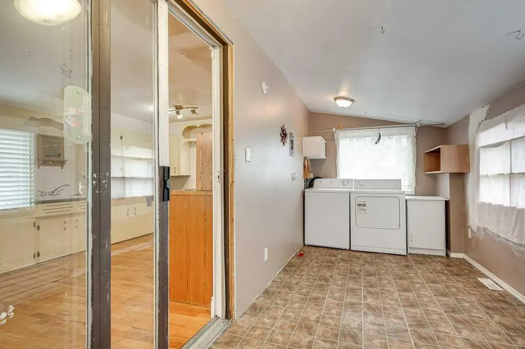 4515 50 Avenue Innisfail AB T4G 1R3