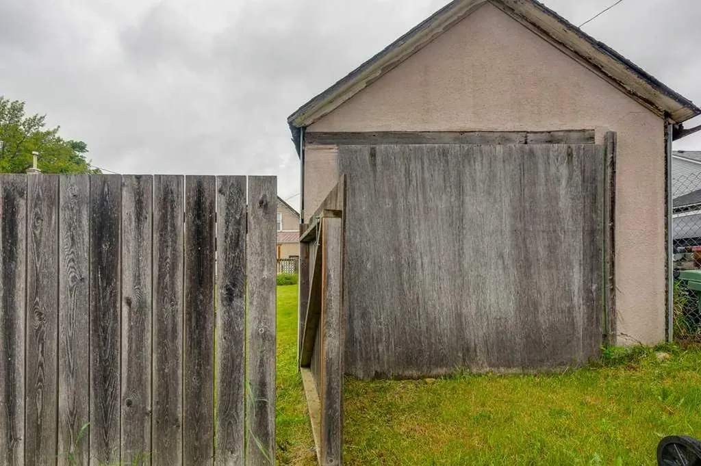 4515 50 Avenue Innisfail AB T4G 1R3