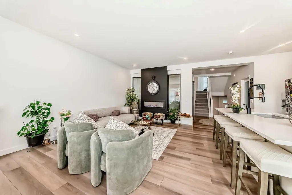 385 Edith Road NW Calgary AB T3R 1Y9