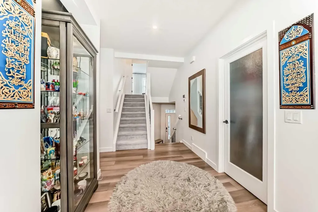 385 Edith Road NW Calgary AB T3R 1Y9