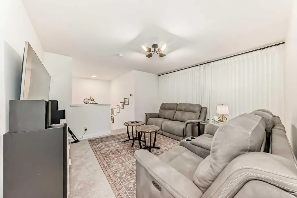 385 Edith Road NW Calgary AB T3R 1Y9