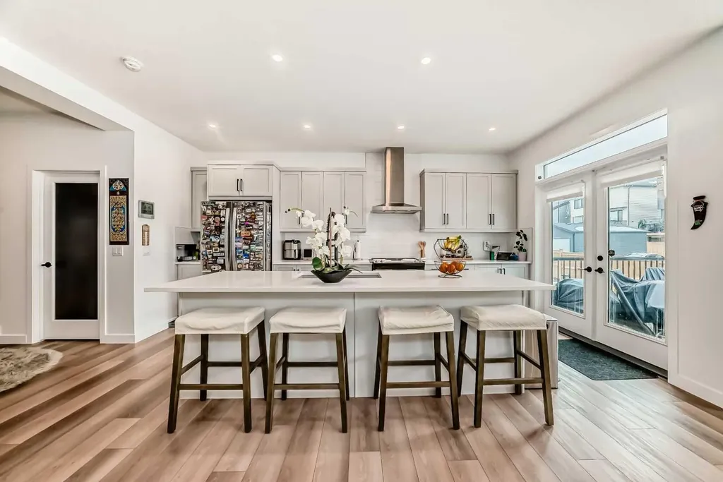 385 Edith Road NW Calgary AB T3R 1Y9