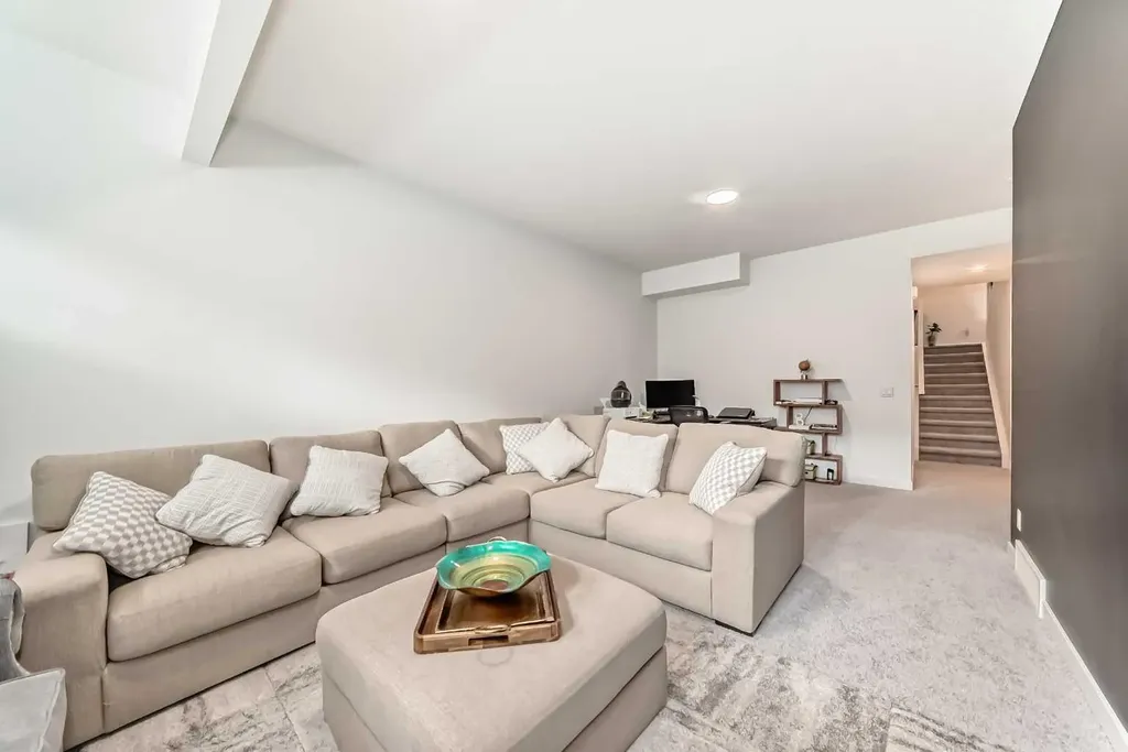 385 Edith Road NW Calgary AB T3R 1Y9
