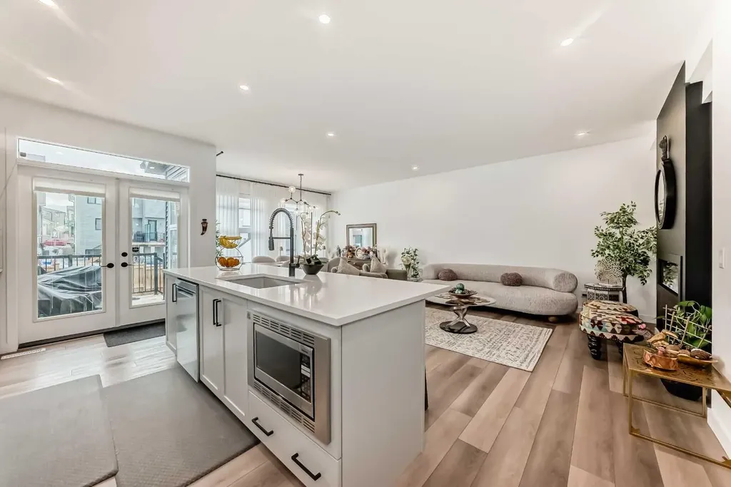 385 Edith Road NW Calgary AB T3R 1Y9