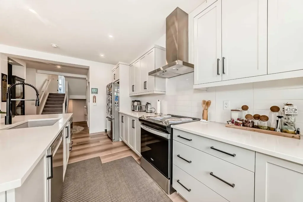 385 Edith Road NW Calgary AB T3R 1Y9