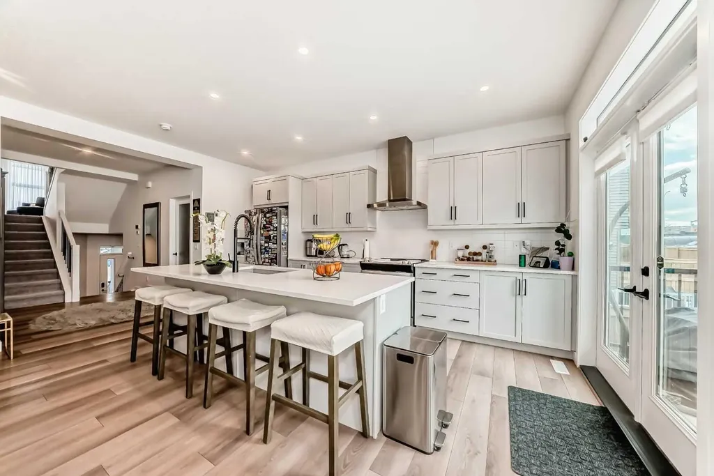 385 Edith Road NW Calgary AB T3R 1Y9