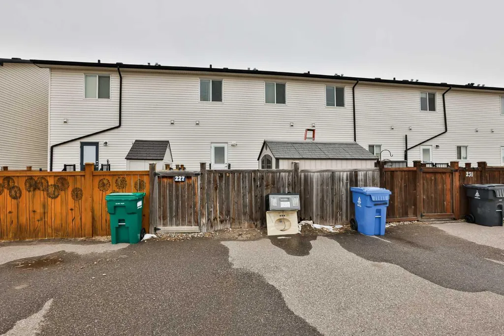 227 Lynx Road N Lethbridge AB T1H 6Z5