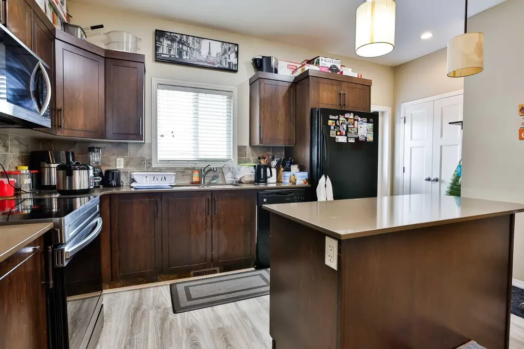 227 Lynx Road N Lethbridge AB T1H 6Z5
