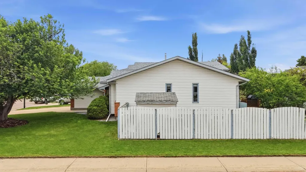 32 Dawson Street Red Deer AB T4R 1V9