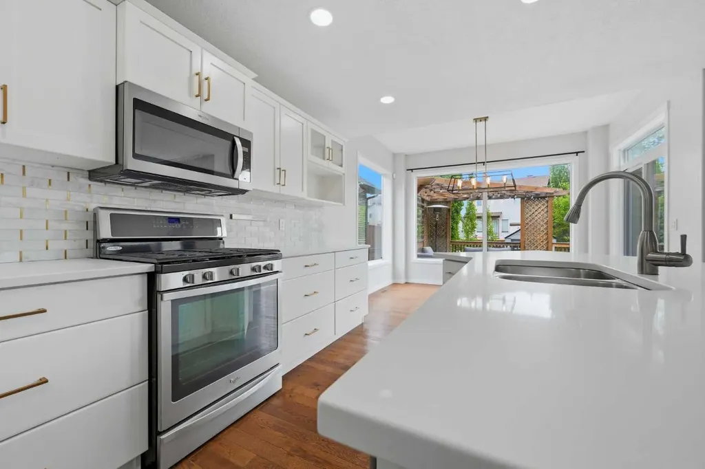 15 Cougarstone Court SW Calgary AB T3H 5A4