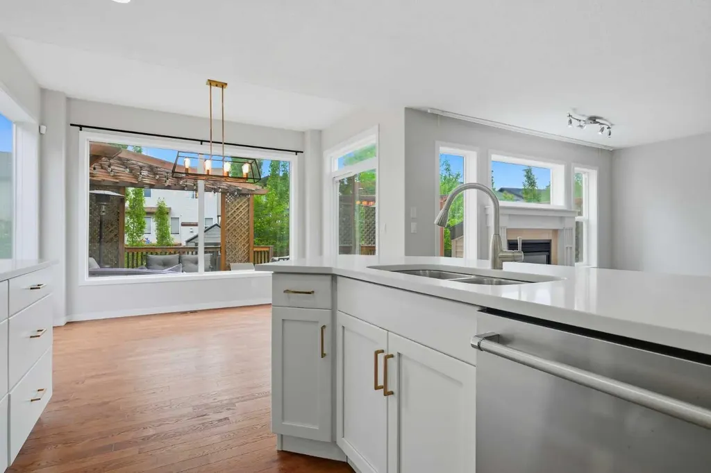 15 Cougarstone Court SW Calgary AB T3H 5A4