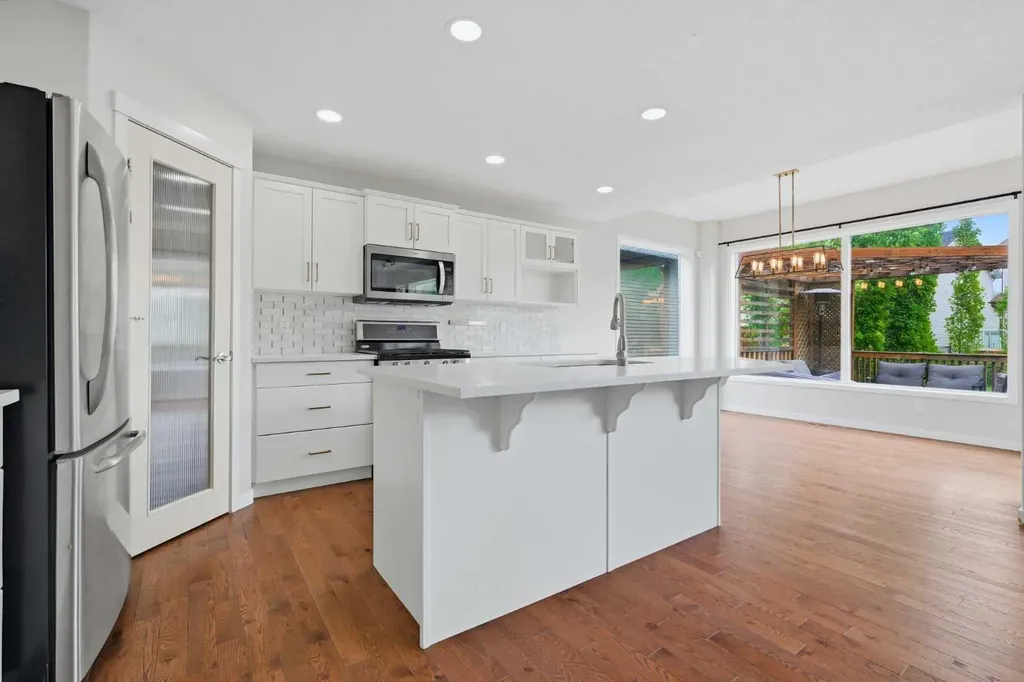 15 Cougarstone Court SW Calgary AB T3H 5A4