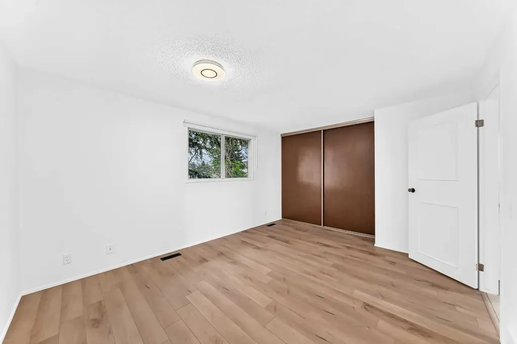 10 Erin Ridge Place SE Calgary AB T2B 2W8