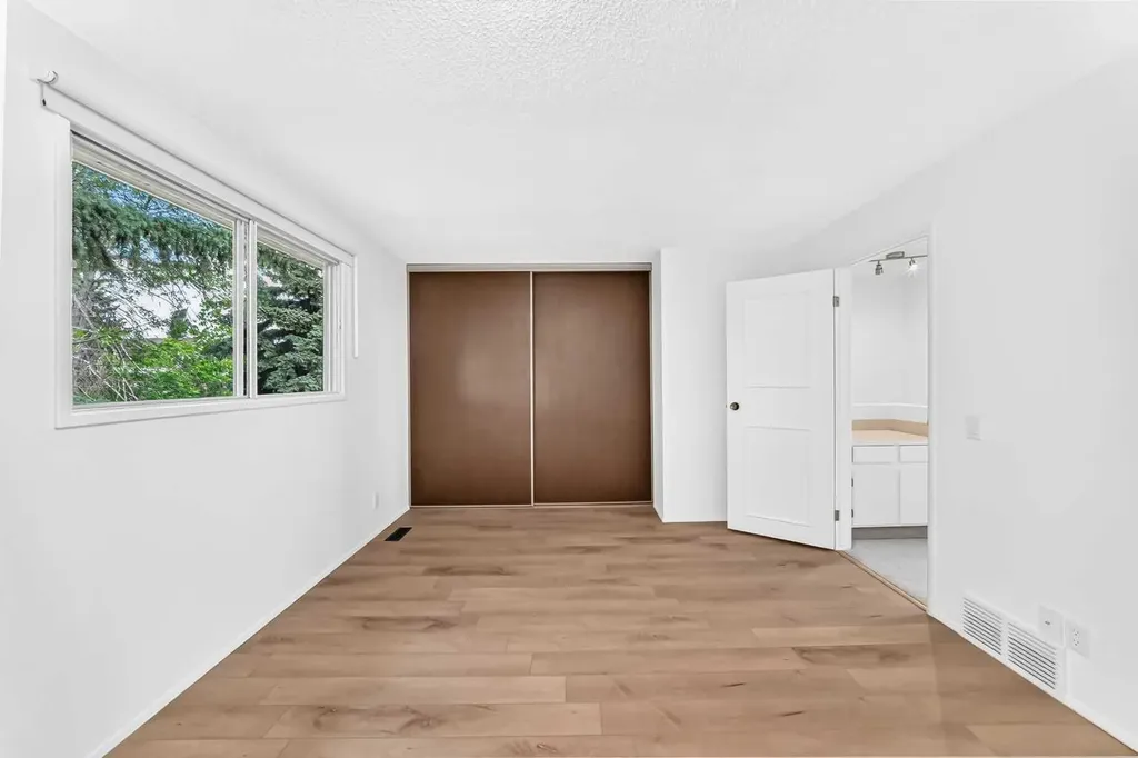 10 Erin Ridge Place SE Calgary AB T2B 2W8