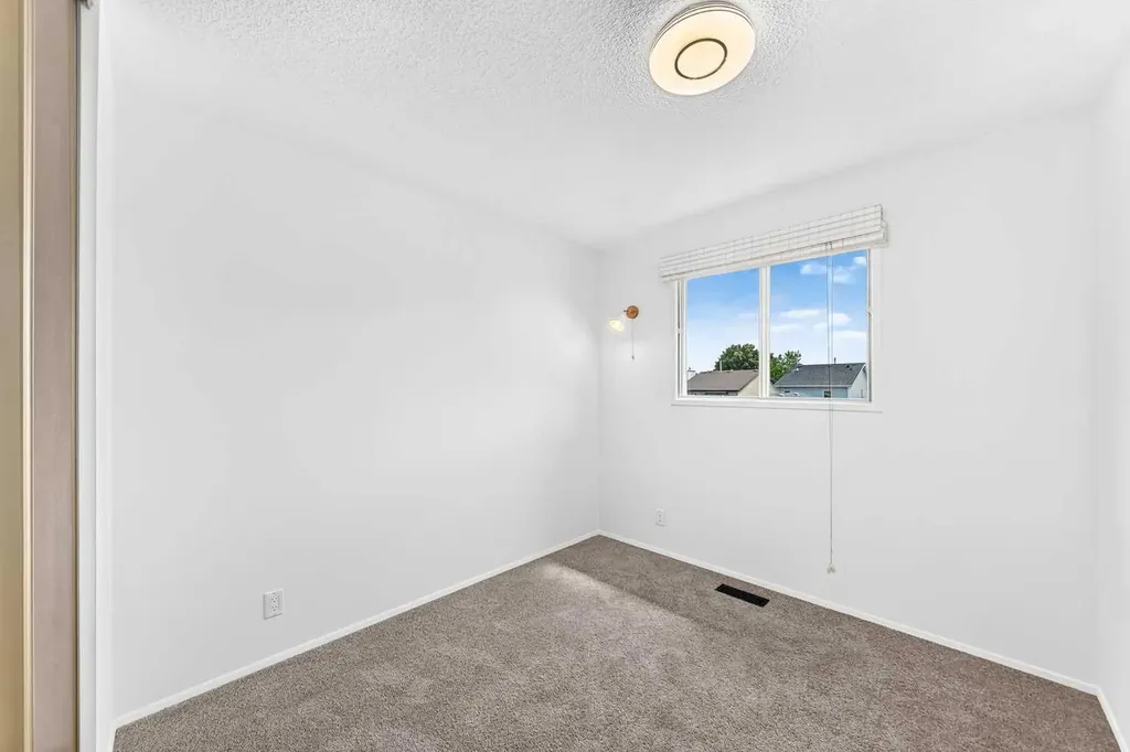 10 Erin Ridge Place SE Calgary AB T2B 2W8
