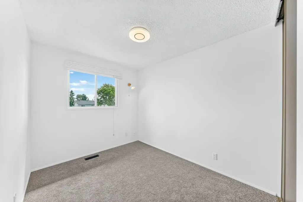 10 Erin Ridge Place SE Calgary AB T2B 2W8