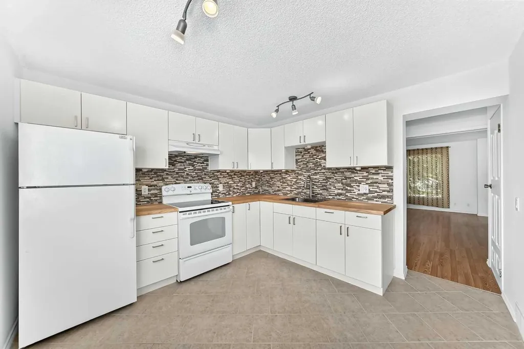 10 Erin Ridge Place SE Calgary AB T2B 2W8
