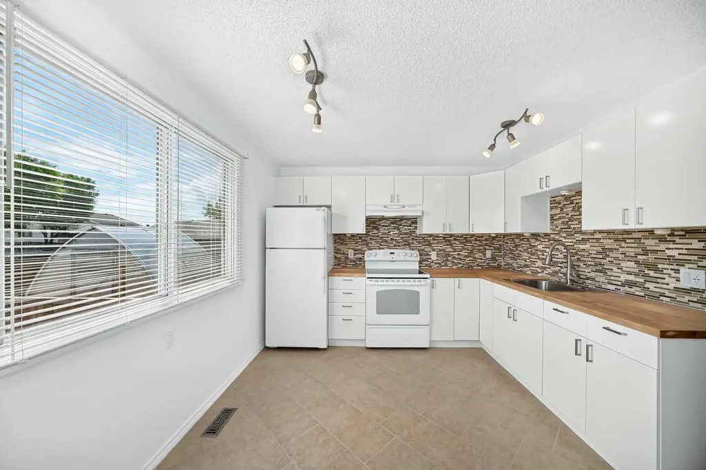 10 Erin Ridge Place SE Calgary AB T2B 2W8