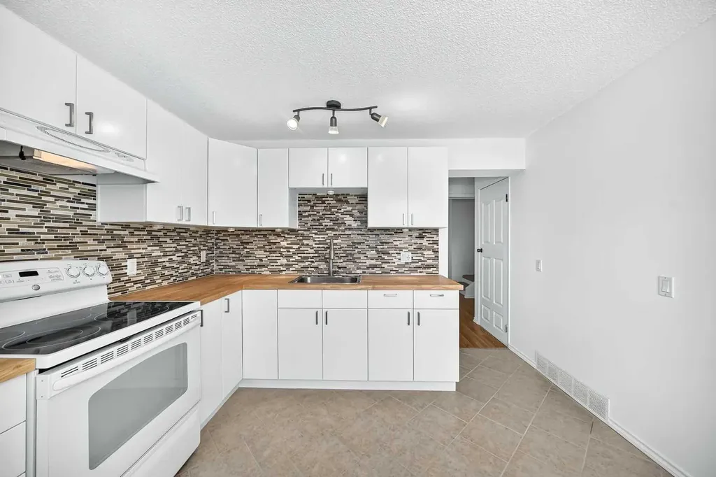 10 Erin Ridge Place SE Calgary AB T2B 2W8