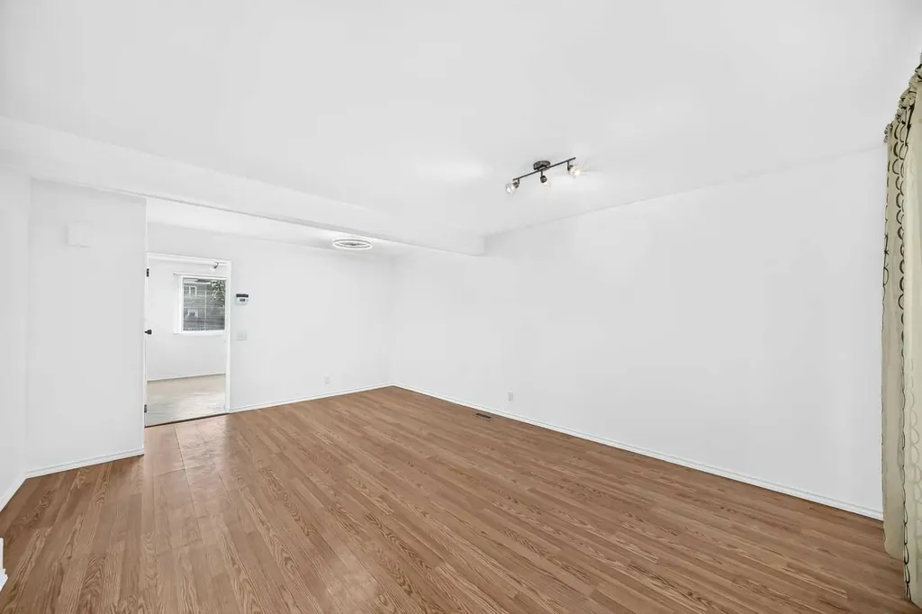 10 Erin Ridge Place SE Calgary AB T2B 2W8