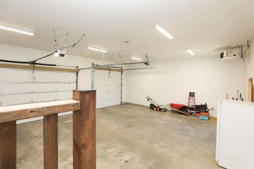 244 N 2 Street E Magrath AB T0K 1J0