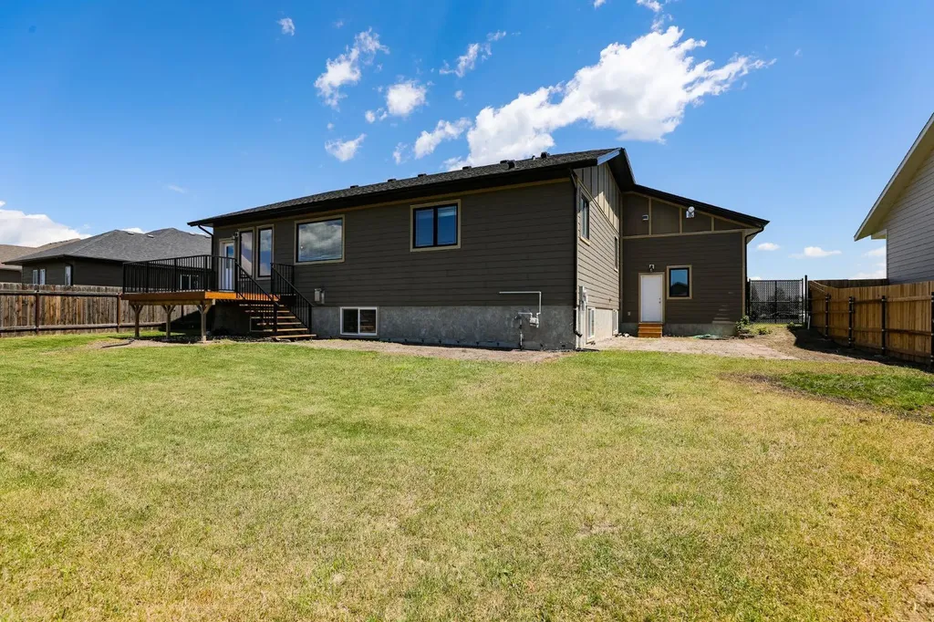 244 N 2 Street E Magrath AB T0K 1J0