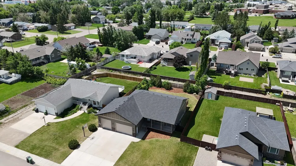244 N 2 Street E Magrath AB T0K 1J0