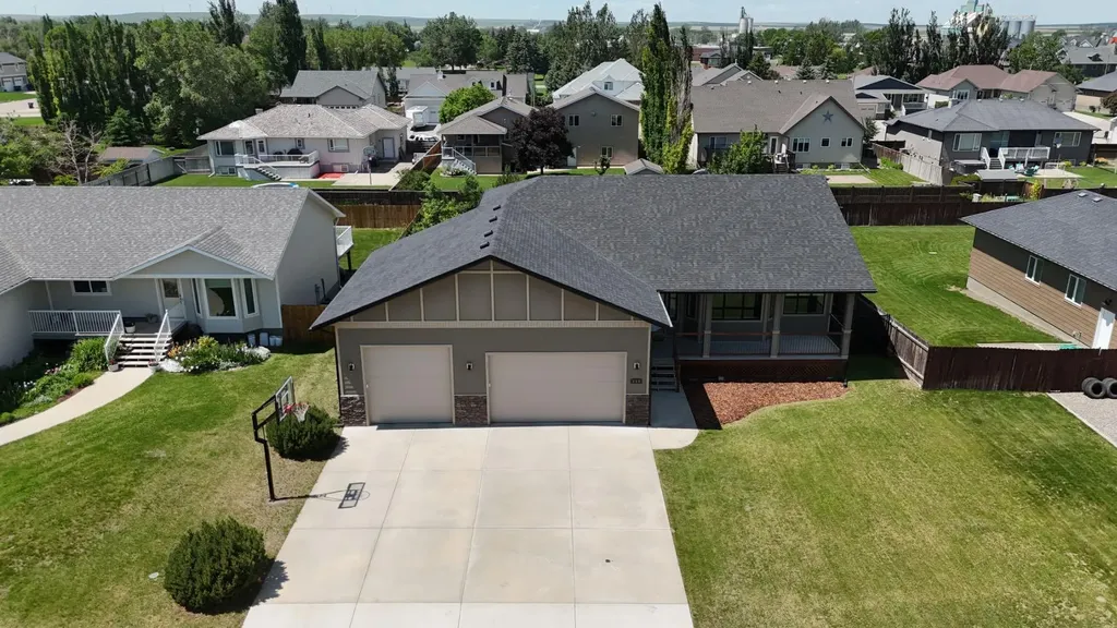 244 N 2 Street E Magrath AB T0K 1J0