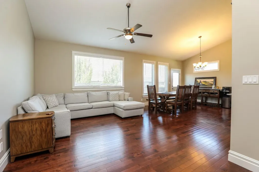 244 N 2 Street E Magrath AB T0K 1J0