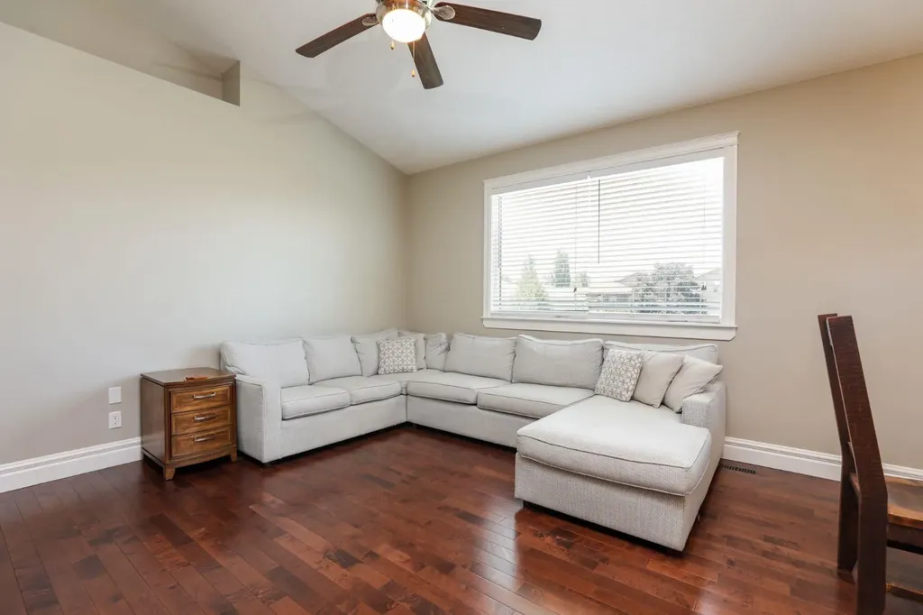 244 N 2 Street E Magrath AB T0K 1J0