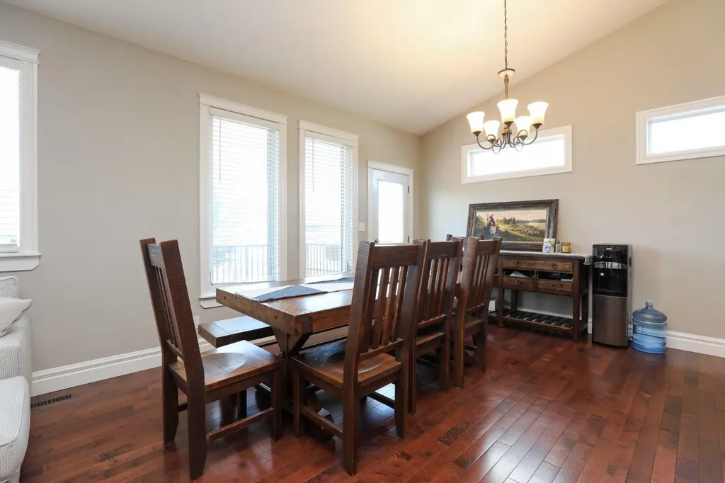 244 N 2 Street E Magrath AB T0K 1J0
