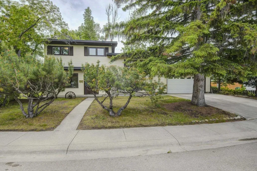 1135 Southglen Drive SW Calgary AB T2W 0X2