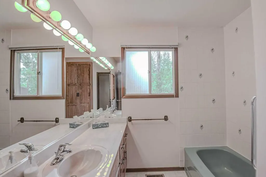 1135 Southglen Drive SW Calgary AB T2W 0X2