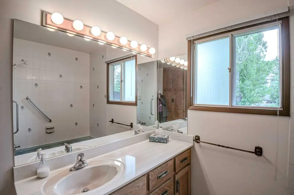 1135 Southglen Drive SW Calgary AB T2W 0X2