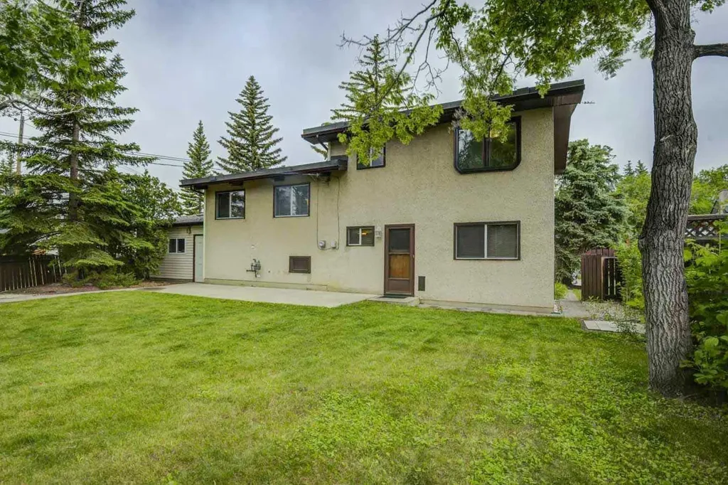 1135 Southglen Drive SW Calgary AB T2W 0X2