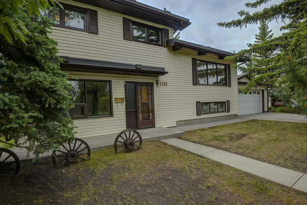 1135 Southglen Drive SW Calgary AB T2W 0X2