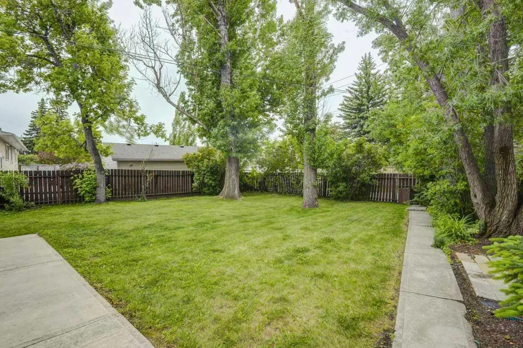 1135 Southglen Drive SW Calgary AB T2W 0X2