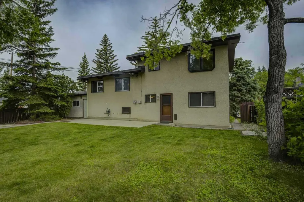 1135 Southglen Drive SW Calgary AB T2W 0X2