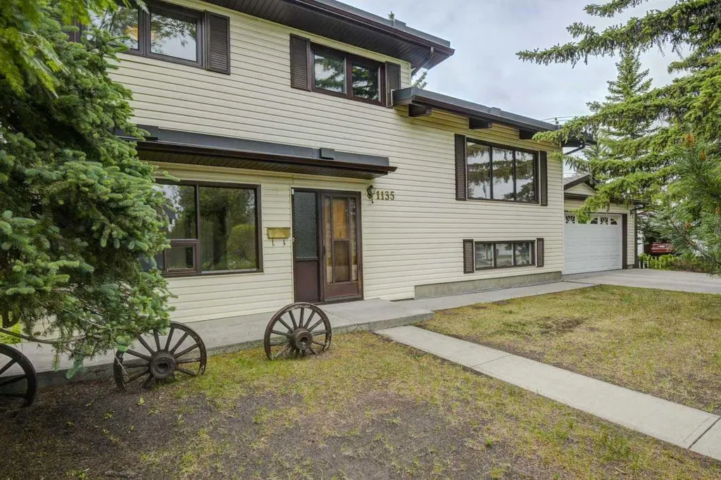 1135 Southglen Drive SW Calgary AB T2W 0X2