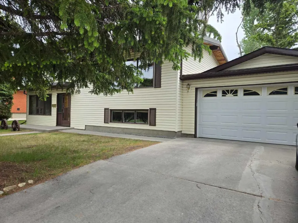 1135 Southglen Drive SW Calgary AB T2W 0X2