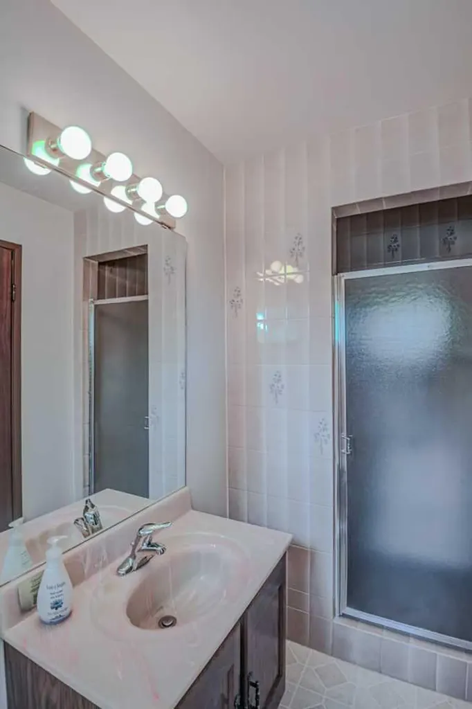 1135 Southglen Drive SW Calgary AB T2W 0X2